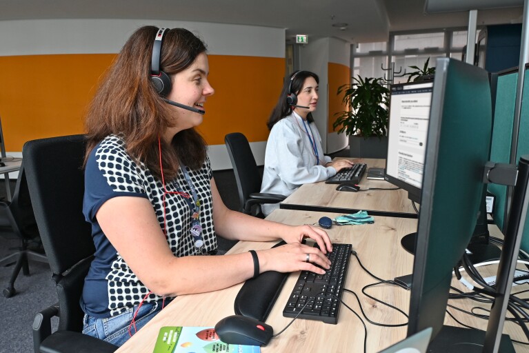 Mehrere Amazon Kundenservice-Mitarbeiterinnen und Mitarbeiter im Berliner Büro.