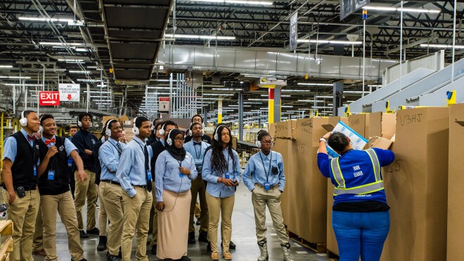 学生们参观亚马逊机器人执行中心