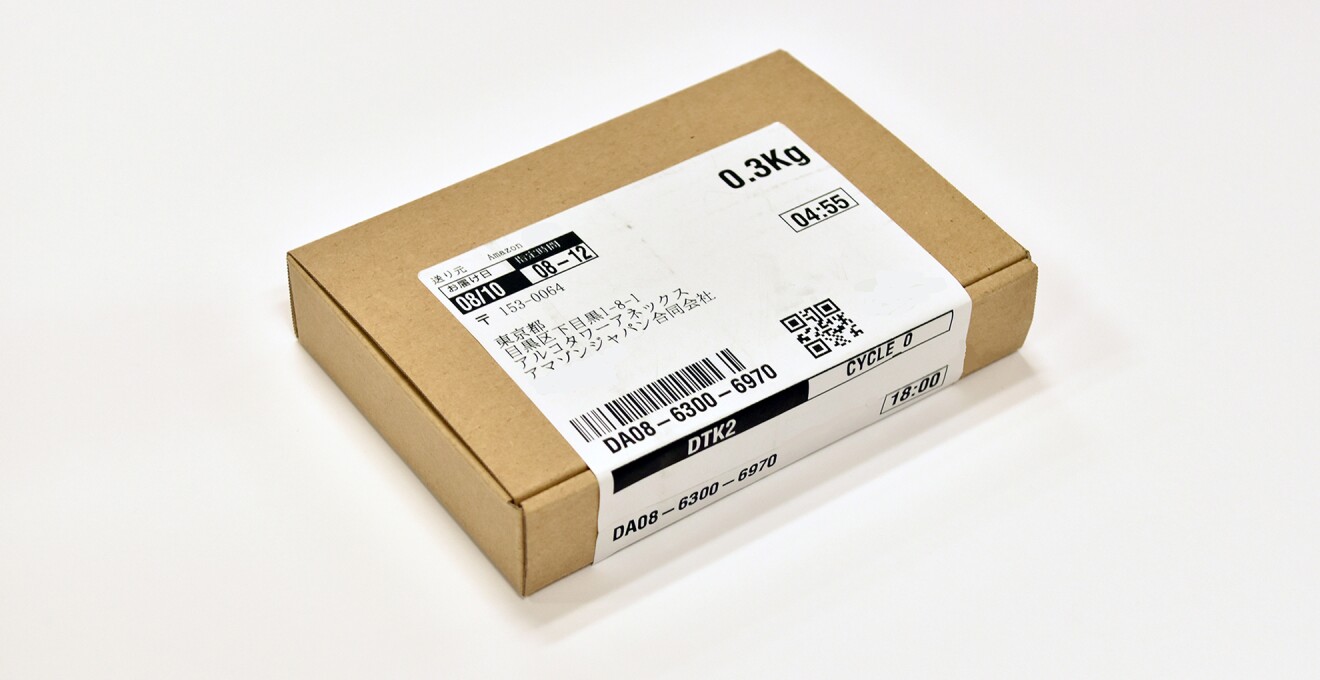 箱型のパッケージに配送用ラベルが貼られている