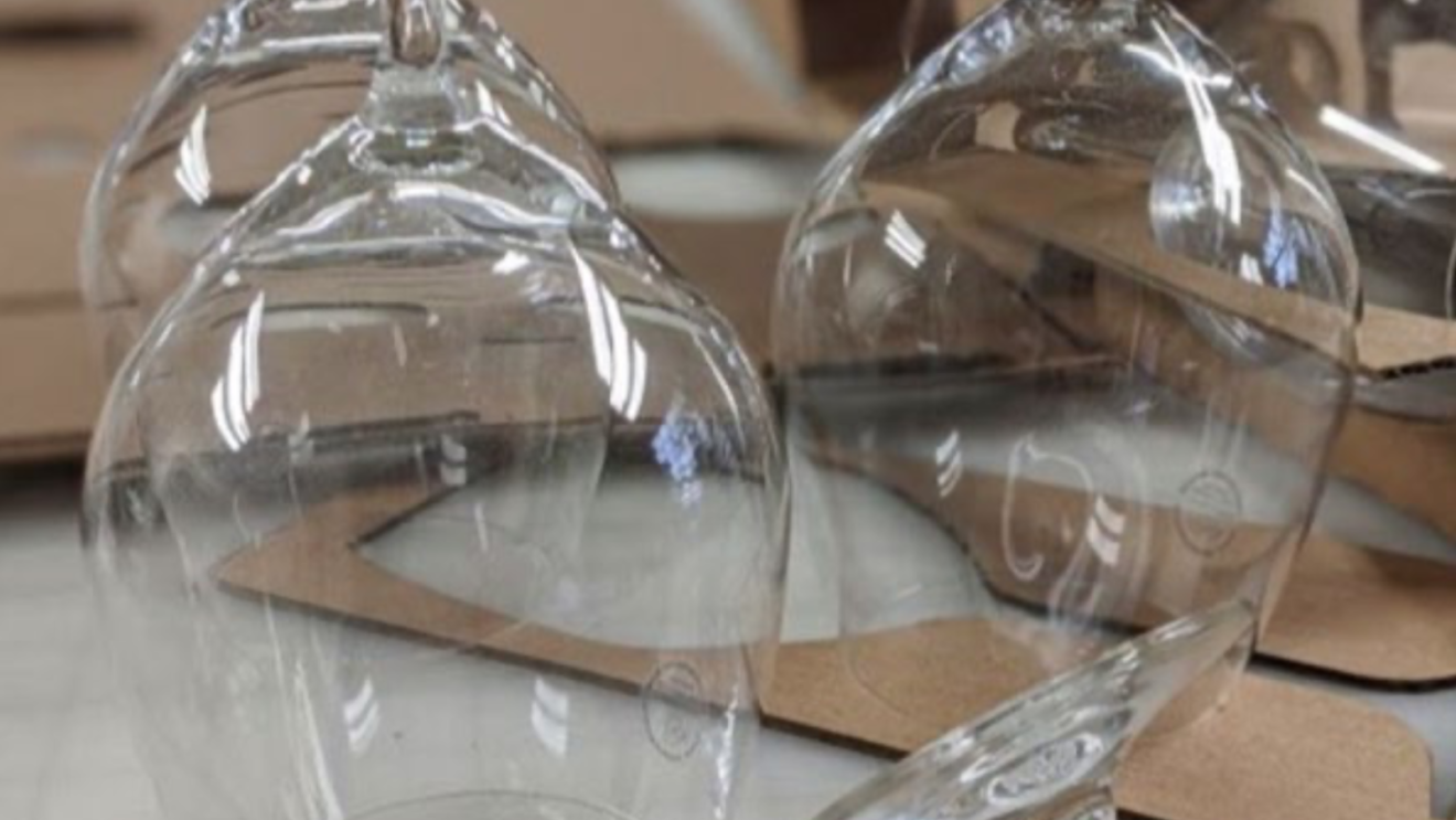 An image of broken wine glasses due to insufficient packaging.