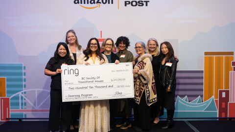 groupe de personnes devant un chèque géant