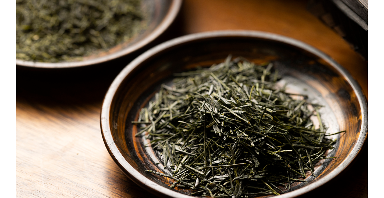 木の器に盛られた茶葉の写真