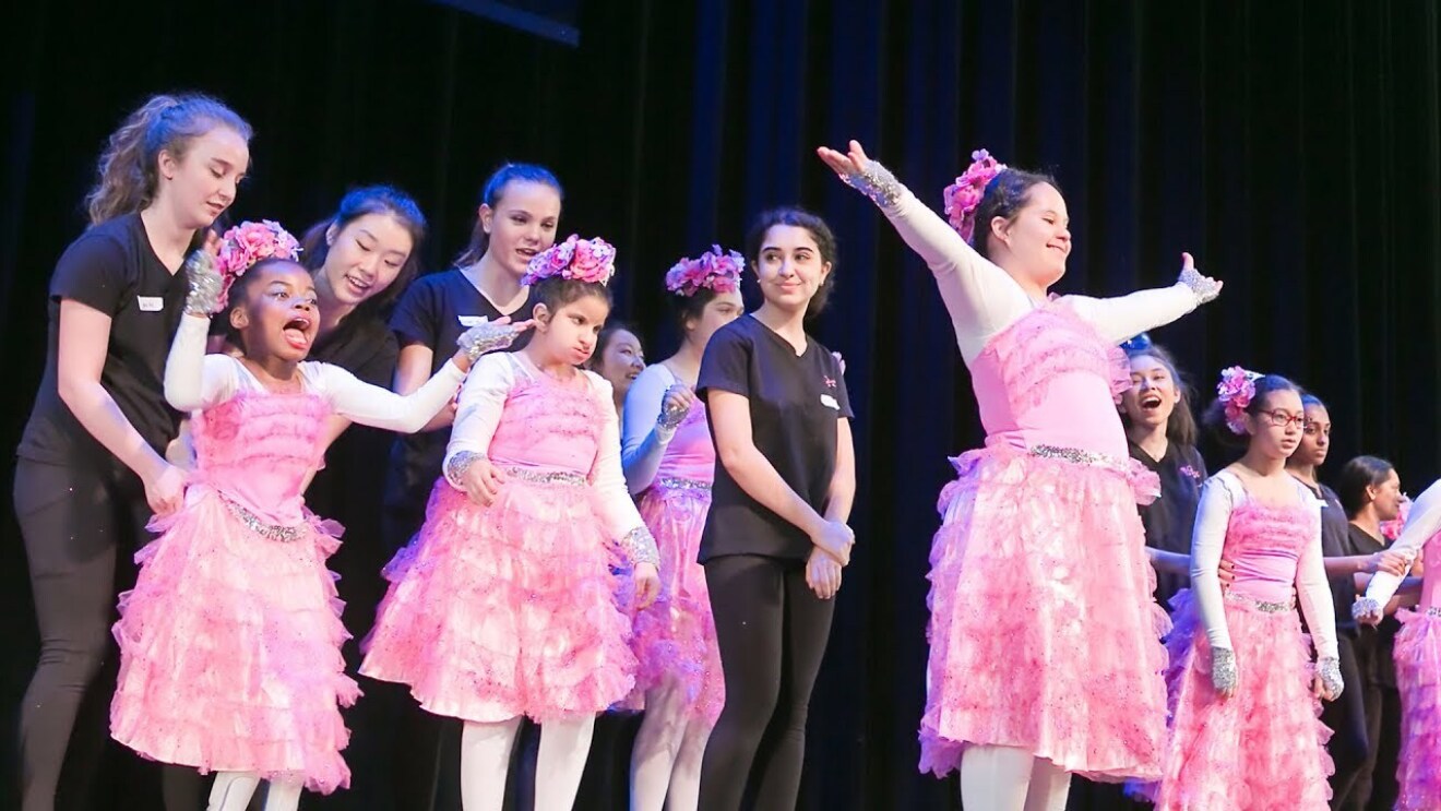 跳舞的梦想是生理和医学上的舞蹈节目挑战的孩子。