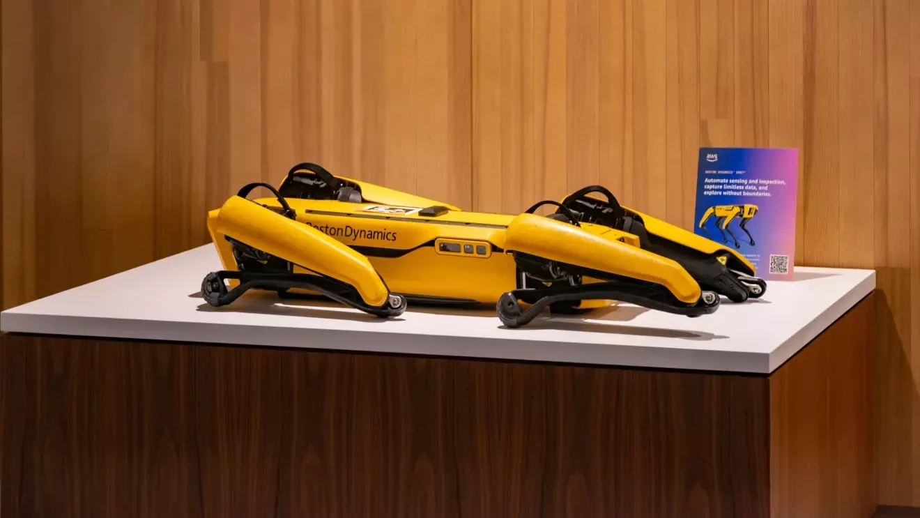 黄色い4つ足のロボットが小さなカウンターに置かれている