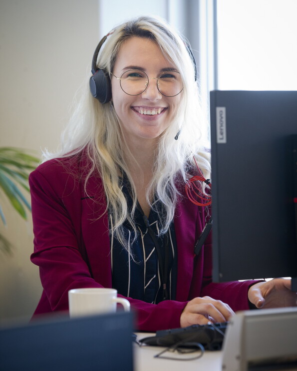 Elin-smiling-behind-computer