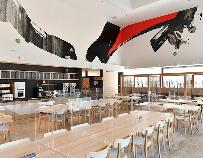 アマゾンジャパンの社員食堂　３Ma（サンマ）。感染予防のためにテーブルの上にアクリル板がおかれている