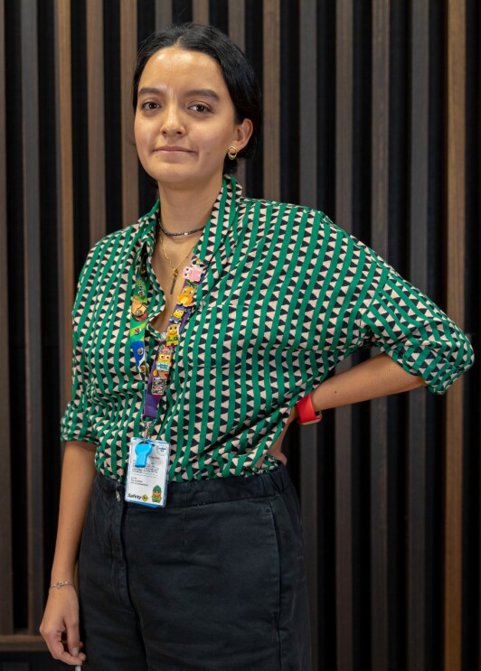 Foto de NNatalia Pineda, líder del centro de envíos MEX1 en el Estado de México. Sentada en una silla con los brazos apoyados en las piernas y mirando al horizonte.