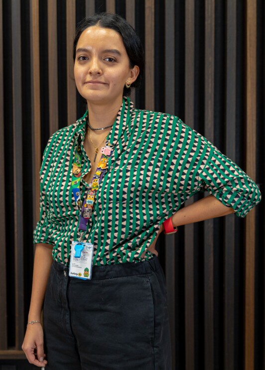 Foto de NNatalia Pineda, líder del centro de envíos MEX1 en el Estado de México. Sentada en una silla con los brazos apoyados en las piernas y mirando al horizonte. 