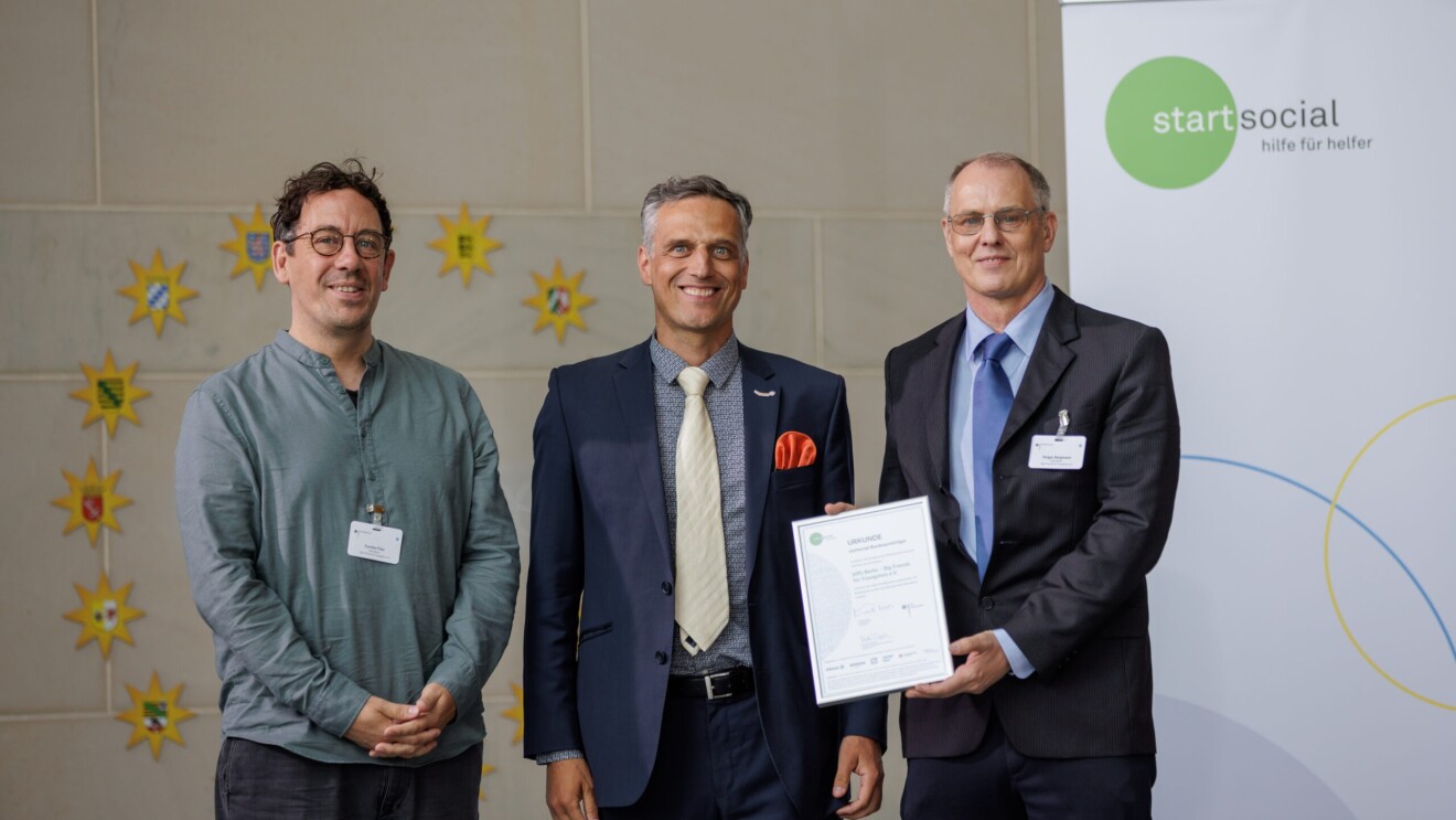 Bei der Bundespreisverleihung im Bundeskanzleramt ehrte Amazons Deutschlandchef Rocco Bräuniger die Initiative „biffy Berlin – Big Friends for Youngsters e.V." als einen von sieben Bundespreisträgern.