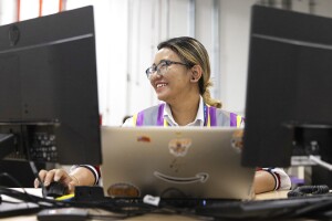 A photo of an Amazon employee taking an online course on desktop and laptop devices.