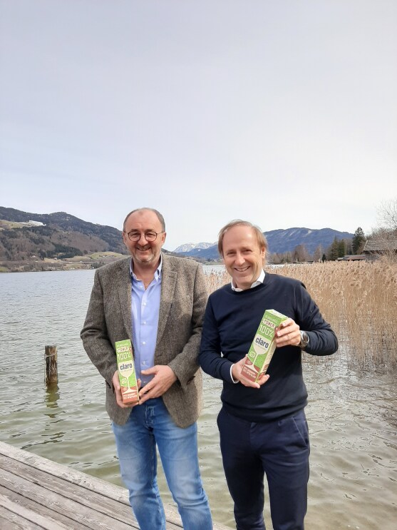claro_zero waste verpackung_Dygruber und Ömmer am Mondsee_sie halten das ökologische Geschirrspülpulver in der Hand.jpg