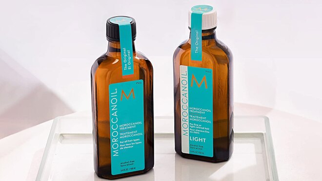 两瓶摩洛哥油治疗的形象。