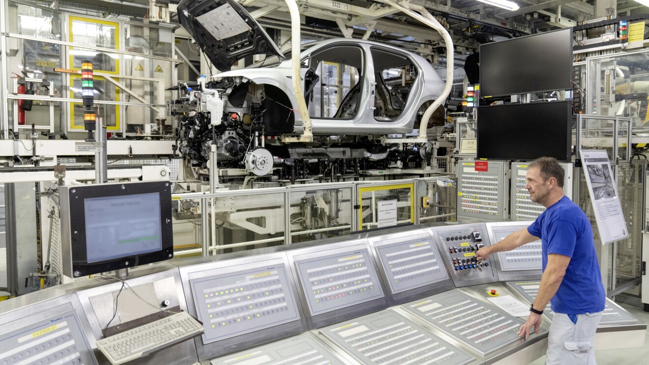 Mann am Arbeitsplatz, Autoproduktion