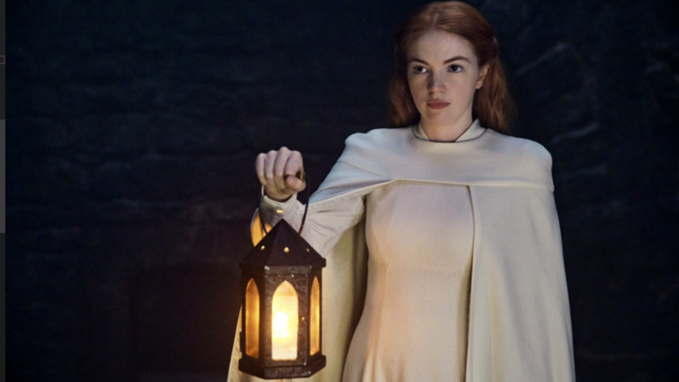 Elayne wearing white and holding a lantern in The Wheel of Time