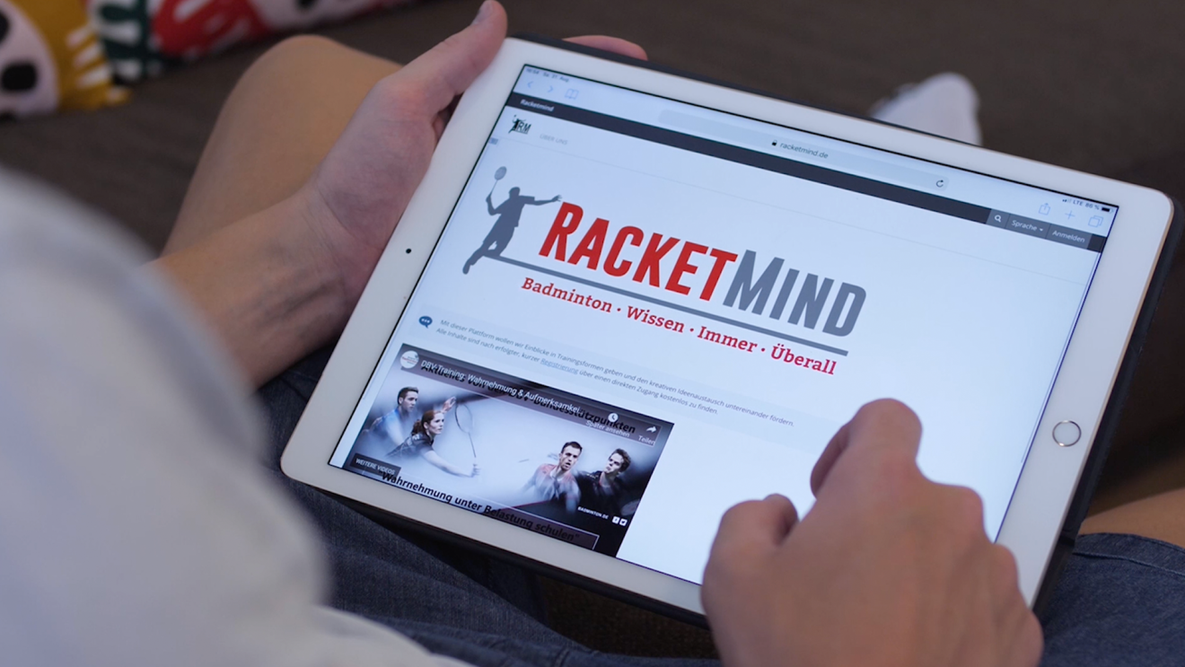 Das Logo von Racketmind ist auf dem Bildschirm eines Tablet zu sehen.
