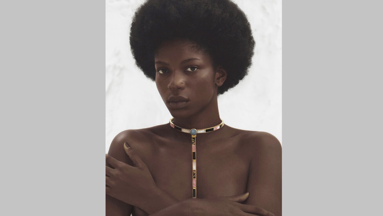 Imagen de una modelo con un collar de sordo.