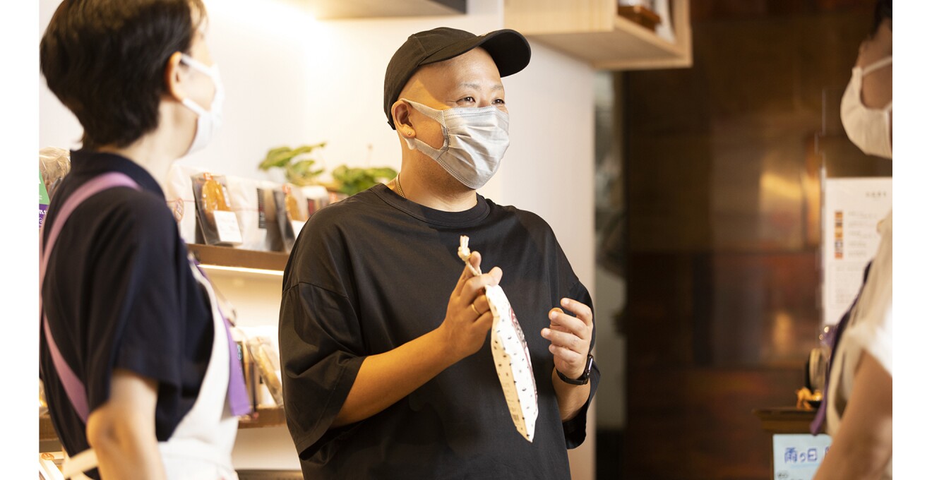店舗でスタッフと話す松﨑さん