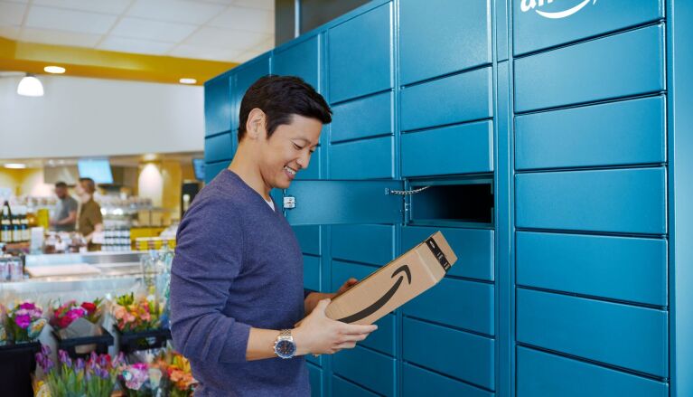 Amazonロッカーで荷物を受け取っている男性