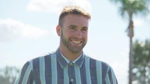 罗纳德的形象让穿着的条纹衬衫。