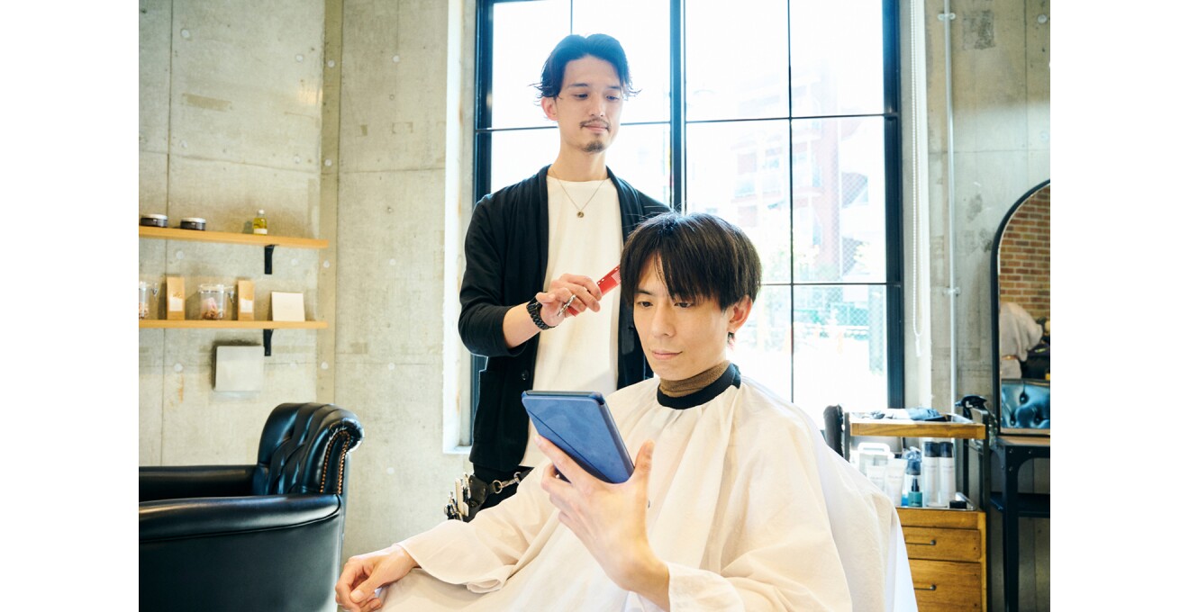 美容室でカット中に新Fire 7 を利用している写真