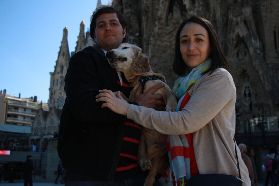 Lorena, la protagonista de la historia, aparece con su marido y su perro delante de la Sagrada Familia de Gaudí de Barcelona.