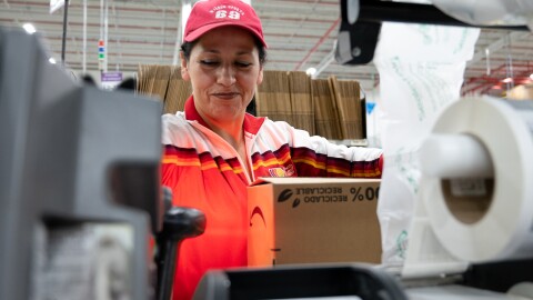 Trabajador en un centro logístico de Amazon