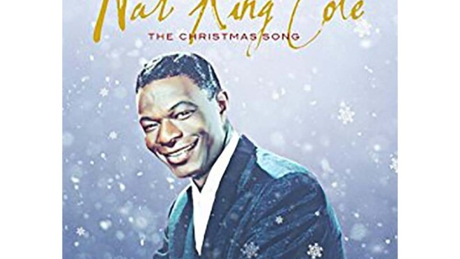 Nat King Cole穿着西装,微笑着面对镜头。背景是一个蓝灰色,似乎从浅到更深的灰紫色。雪花在他周围飘落,雪花在他面前。顶部用金色潦草地写着纳特·金·科尔,下面用红色写着“圣诞之歌”。