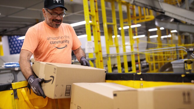 多里安飓风过后,亚马逊员工准备分发物品。