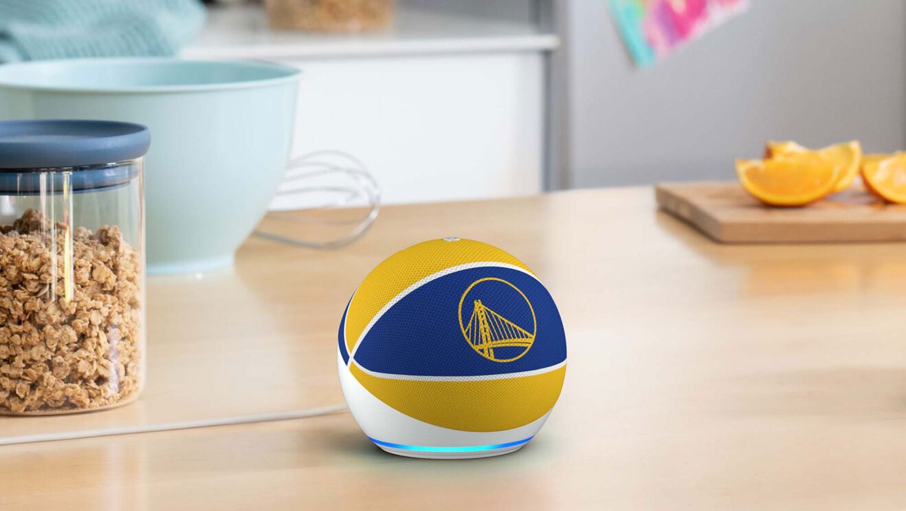 キッチンカウンターの上に置かれた球状のデバイス。バスケットボールを模したデザインで、ウォーリアーズのロゴ入り。カウンターにはまな板やキャニスター、ボウルなどもある。