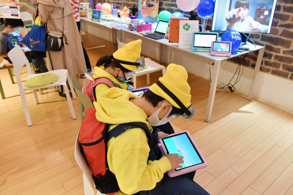 Fireキッズモデルに夢中になる子供たち