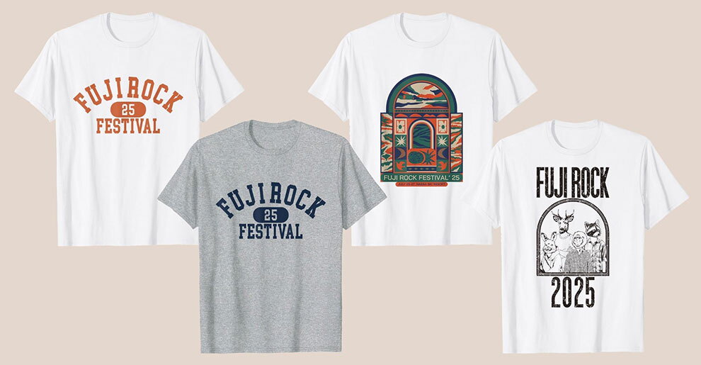 ベージュ背景に4枚のTシャツ。左2枚は白地にオレンジ文字およびグレー地に紺文字で「FUJIROCK 25 FESTIVAL」、右2枚は白地にカラフルなアーチデザイン、白地に動物イラストと「FUJIROCK 2025」のプリント。