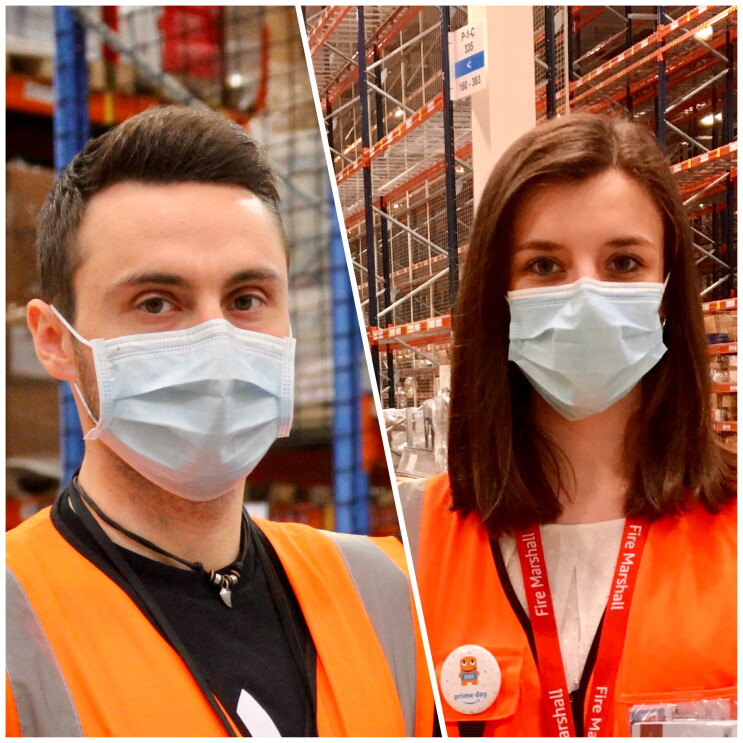 Portrait einer jungen Frau und eines jungen Mannes: Beide tragen Sicherheitswesten und Masken und befinden sich in einem Logistikzentrum.
