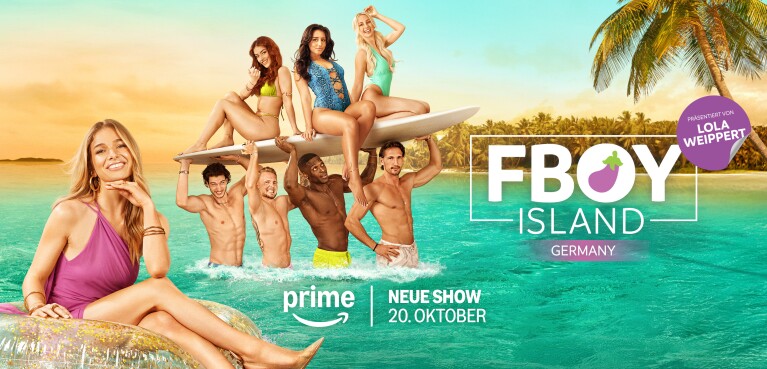 Reality-Show-Kandidaten posieren für FBOY Island Germany an einem tropischen Strand