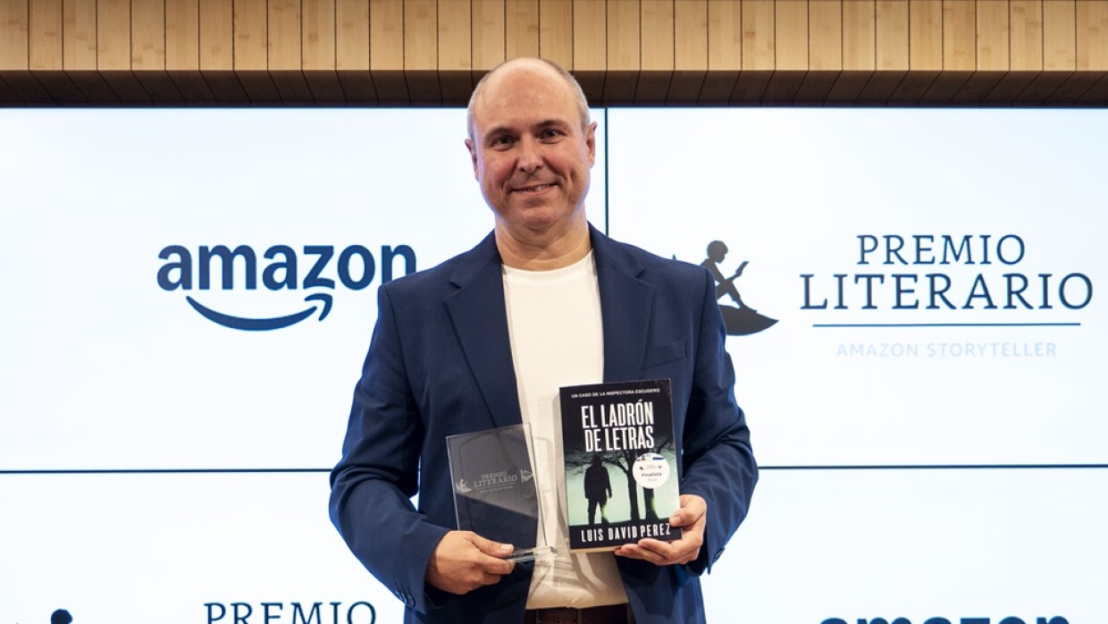 Foto de Luis David Perez ganador de Premio Storyteller 2024.