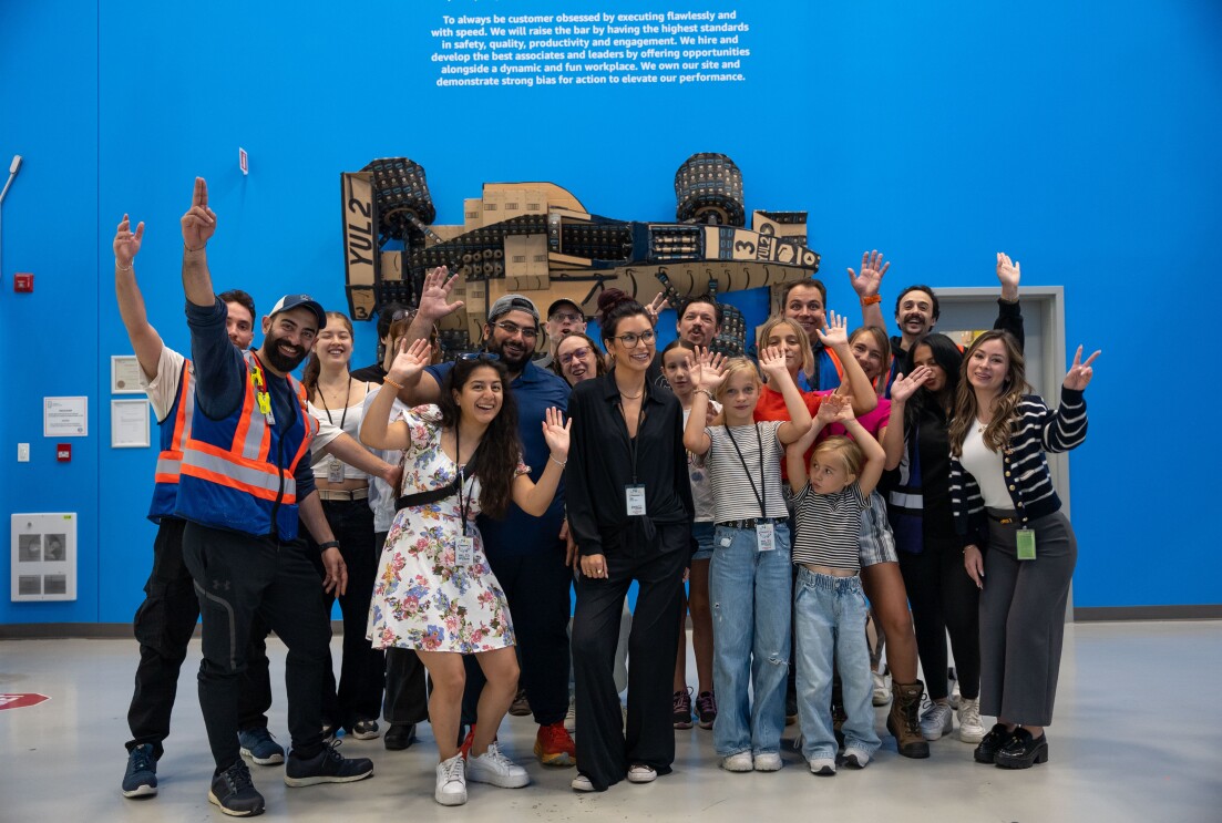 Elisabeth Rioux, vedette de Prime Video, visite le centre YUL2 d’Amazon pour le jour de la Famille