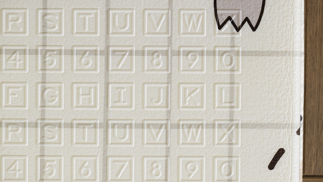 マットに型押しされたアルファベットや数字の写真