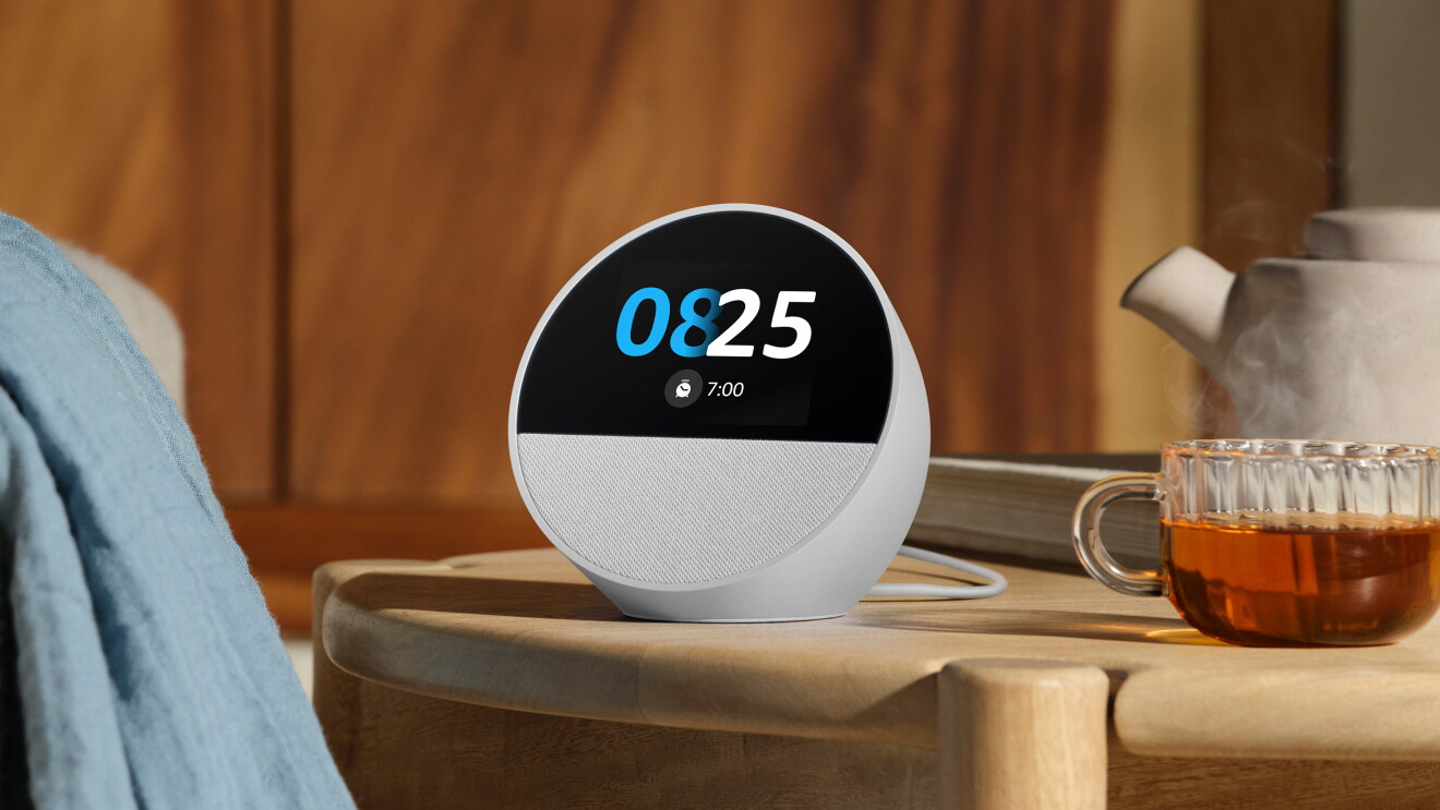 Echo Spot con Alexa en el dormitorio.