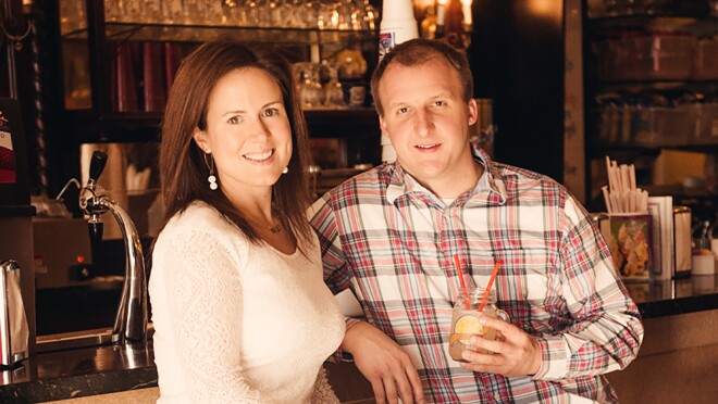 手工制作的小型企业卖家在亚马逊对着镜头微笑