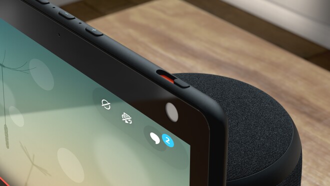 Echo Show设备放在桌子上的图像,上面的按钮非常显眼。