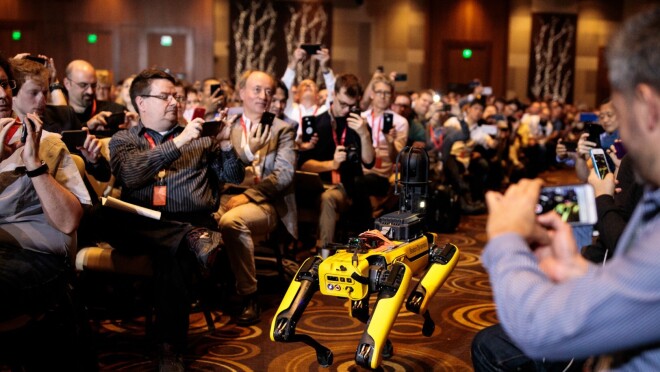 波士顿动力公司首席执行官兼创始人马克·雷伯特在re:MARS 2019的舞台上