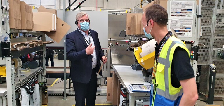 Minister Dr. Bernd Althusmann (links) mit einem Amazon Mitarbeiter.