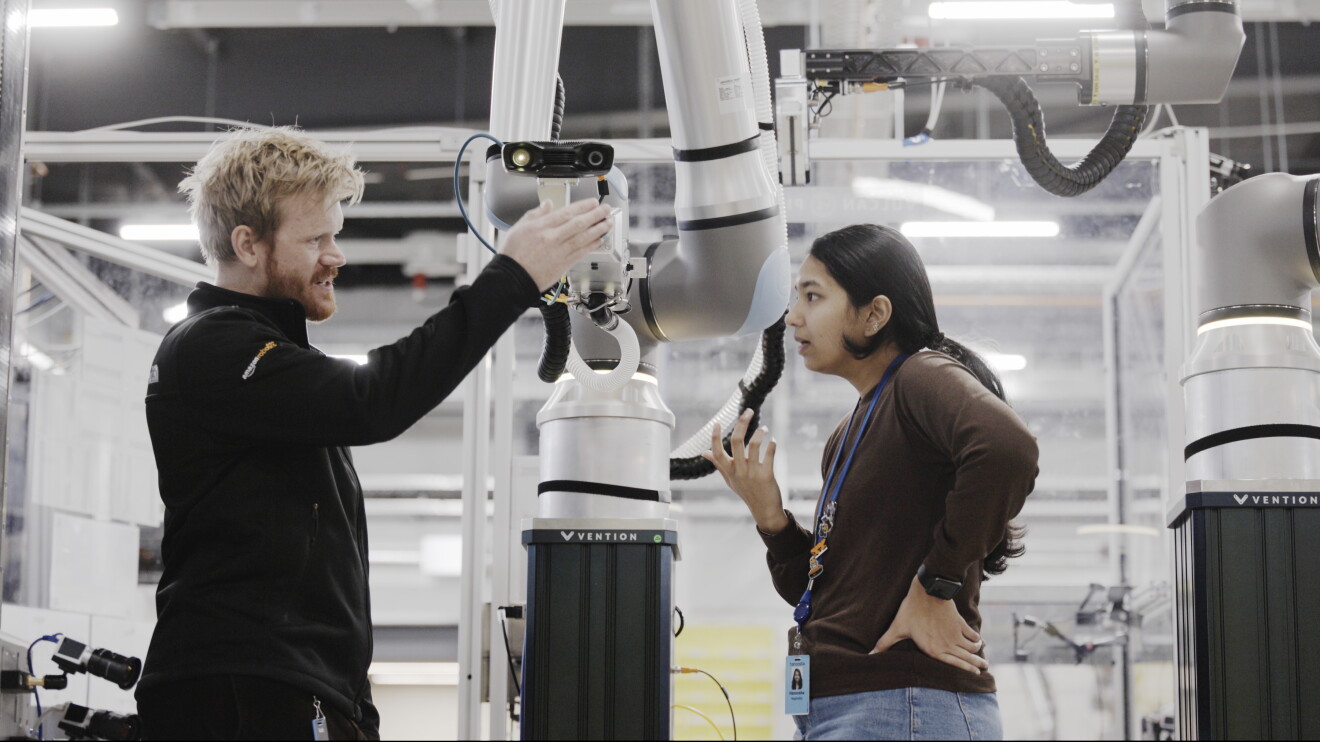 Ein Roboter mit Tastsinn wird in Logistikzentren von Amazon eingesetzt und von Mitarbeitenden getestet.