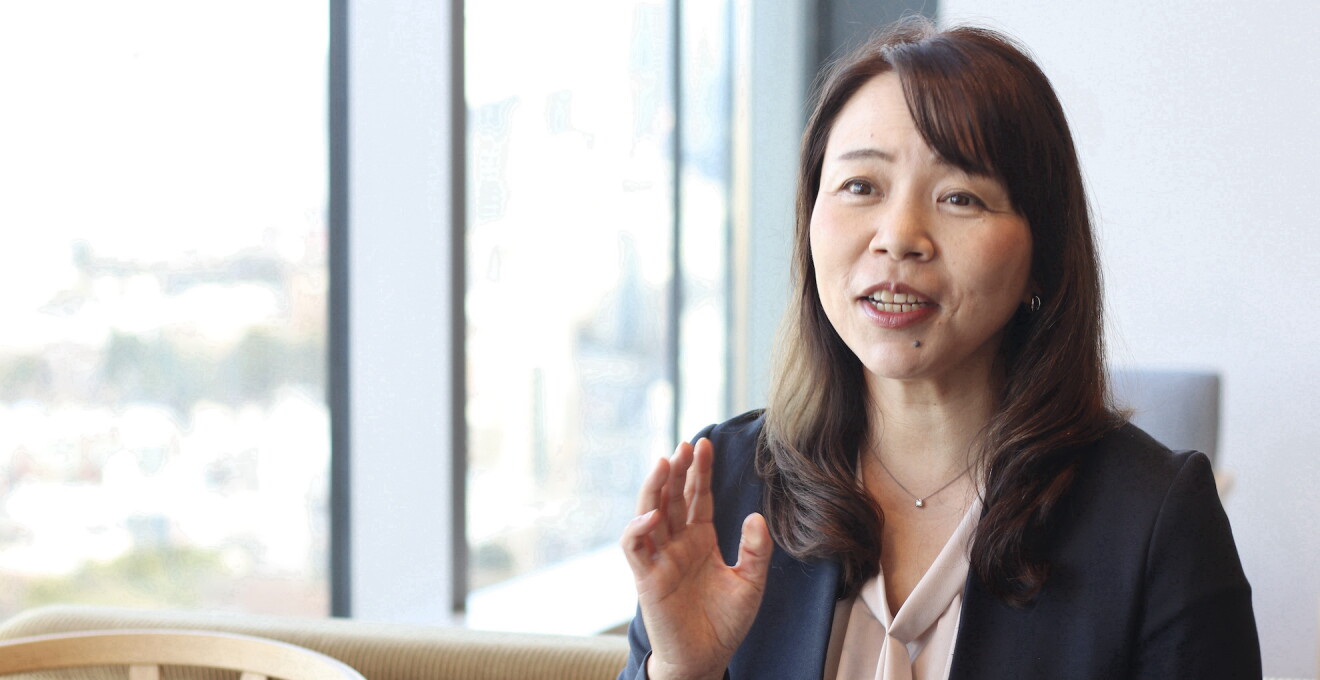 てぶりをつけて説明する女性。節約アドバイザーの和田由貴さん