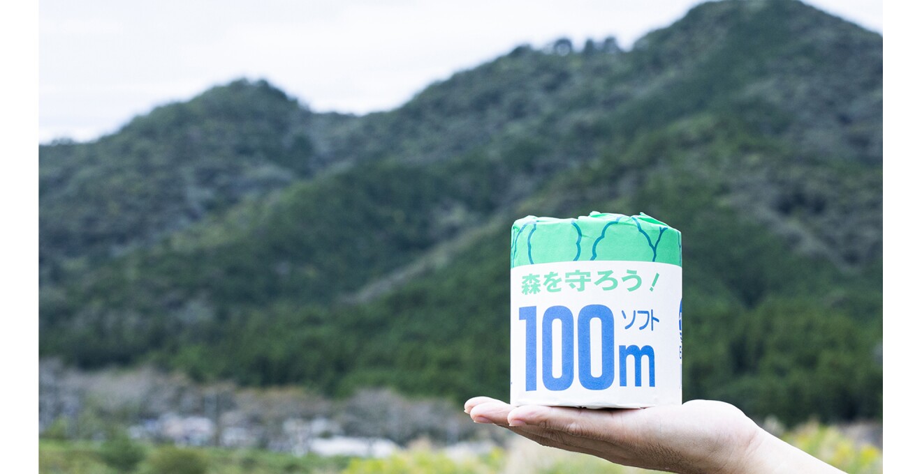 山を背景にしたトイレットペーパー