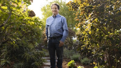 亚马逊126实验室的首席无障碍研究员乔希·米勒(Josh Miele)站在他家门外的花园里画肖像。