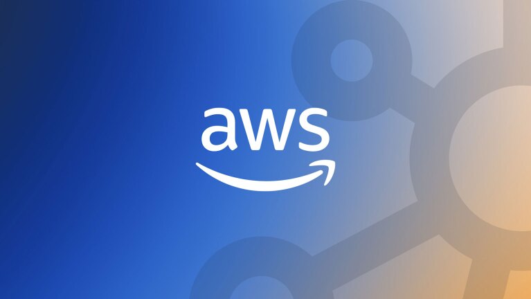 青と薄いオレンジのグラデーション背景に、白文字でAWSのロゴ