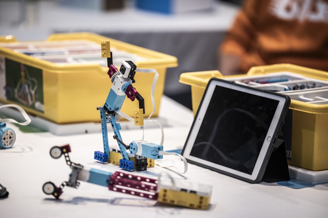 Muestra del material del proyecto AWS Think Big Space. 