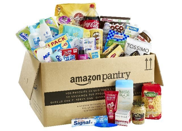 Un grand carton Amazon Pantry rempli de produits du quotidien tels que boissons, shampoing, café, pâtes, produit vaisselle, moutarde ou encore gel douche