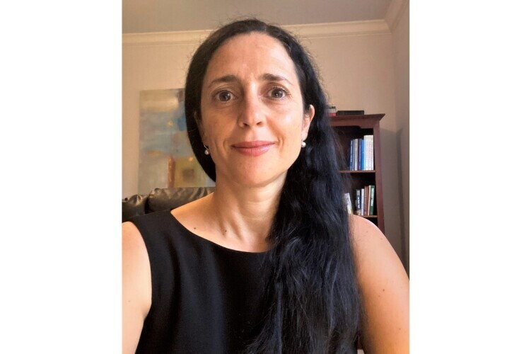 Dr. Ana Pinheiro Privette, Global Lead der ASDI. Sie hat lange schwarze Haare, große dunkle Augen, trägt ein schwarzes Top und lächelt in die Kamera.