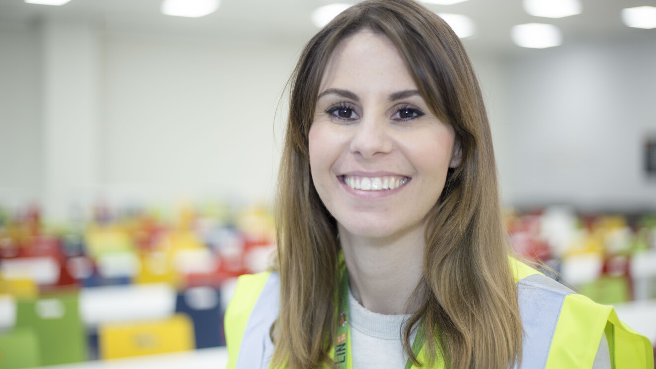 Primo piano di Ilaria Di Bartolomeo, Operations Manager al centro di smistamento Amazon di Casirate (Bergamo)
